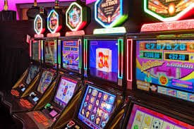 Live Casino ဒီလာနှင့် Baccarat ကစားနေသောပုံ